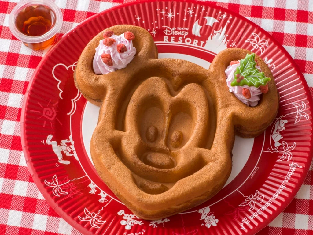 ミッキーワッフル、ストロベリーホイップとメイプルソース/¥800・(バニラアイスクリーム付き)、ディズニーランドのクリスマス食べ歩きフード