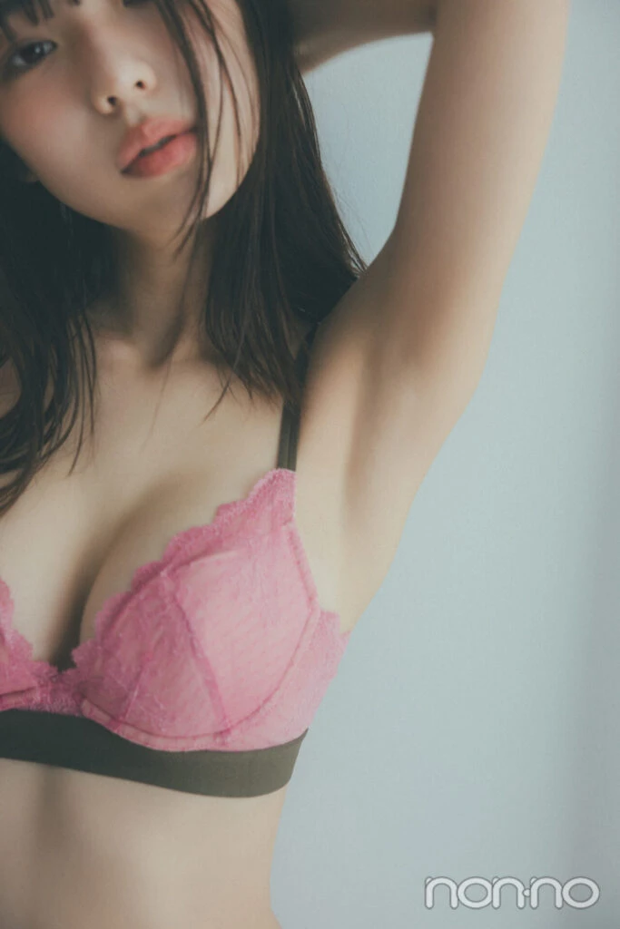 ピンクレースのブラを着用した菊地姫奈