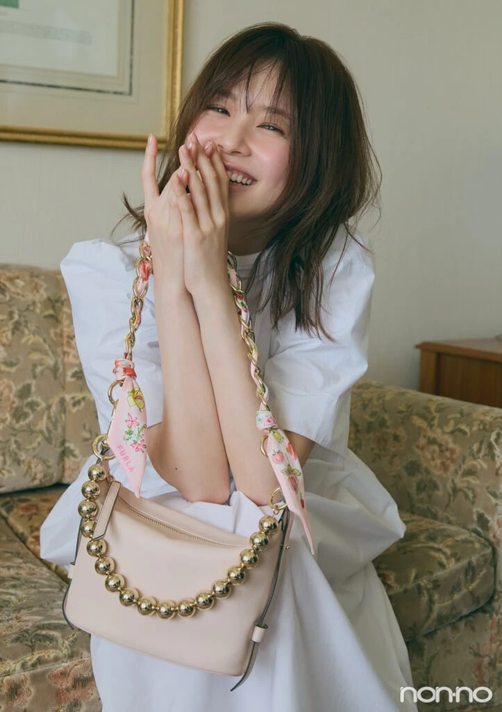 久間田琳加 『FURLA』の「ヌヴォラ ミニ」で春のおでかけを軽やかに楽しむ