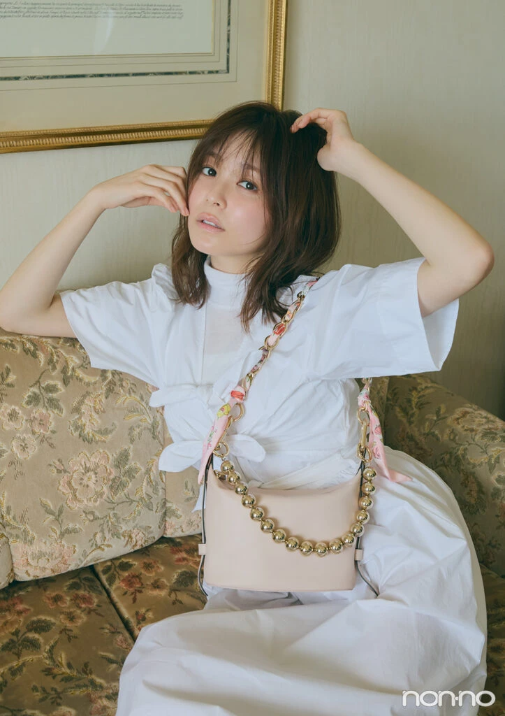 久間田琳加 「フルラ ヌヴォラ ミニ」スカーフ&ボールチェーンストラップのW使い