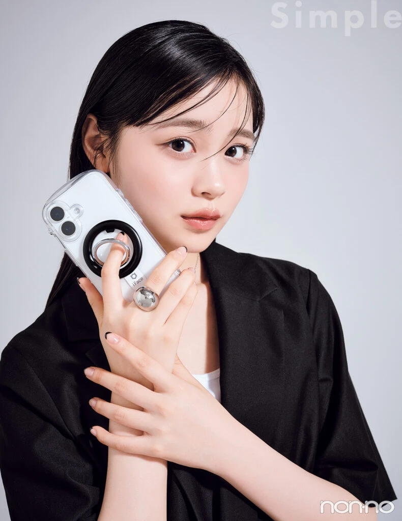 林芽亜里 カッコよさが際立つ手元には、クリアケースとブラックのスマホリングの組み合わせが似合う。