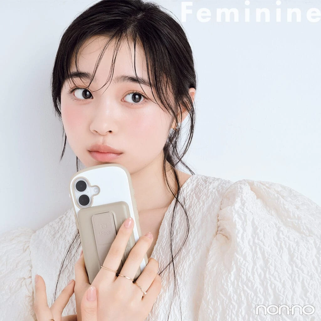 林芽亜里 白〜ベージュトーンがきゃしゃなリングやヌーディな指先となじんで絶妙なしゃれ感を発揮