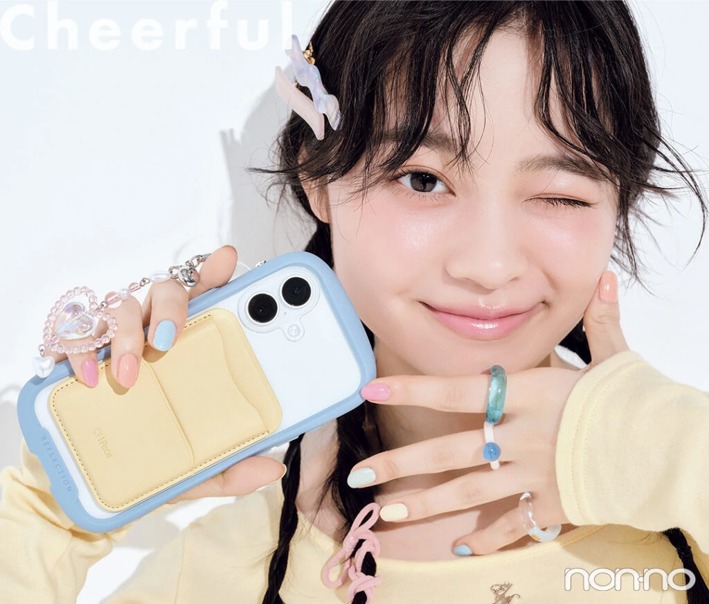 林芽亜里 ブルーのケースにイエローのカードウォレット。ちょっぴり派手に&自由に楽しんじゃうのが正解!