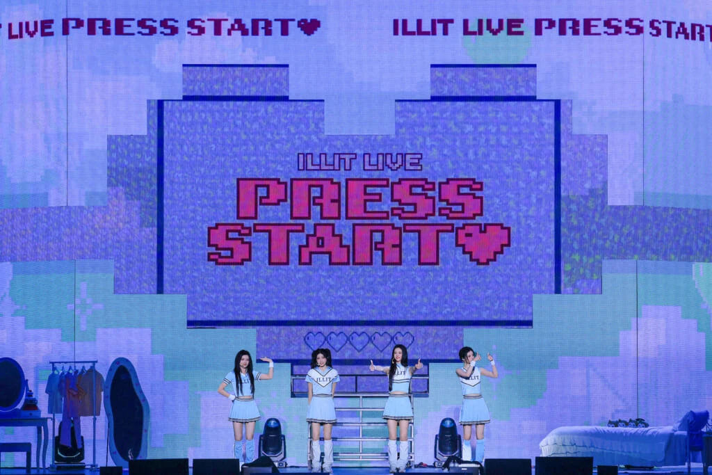 チアガール風衣装を着たILLIT