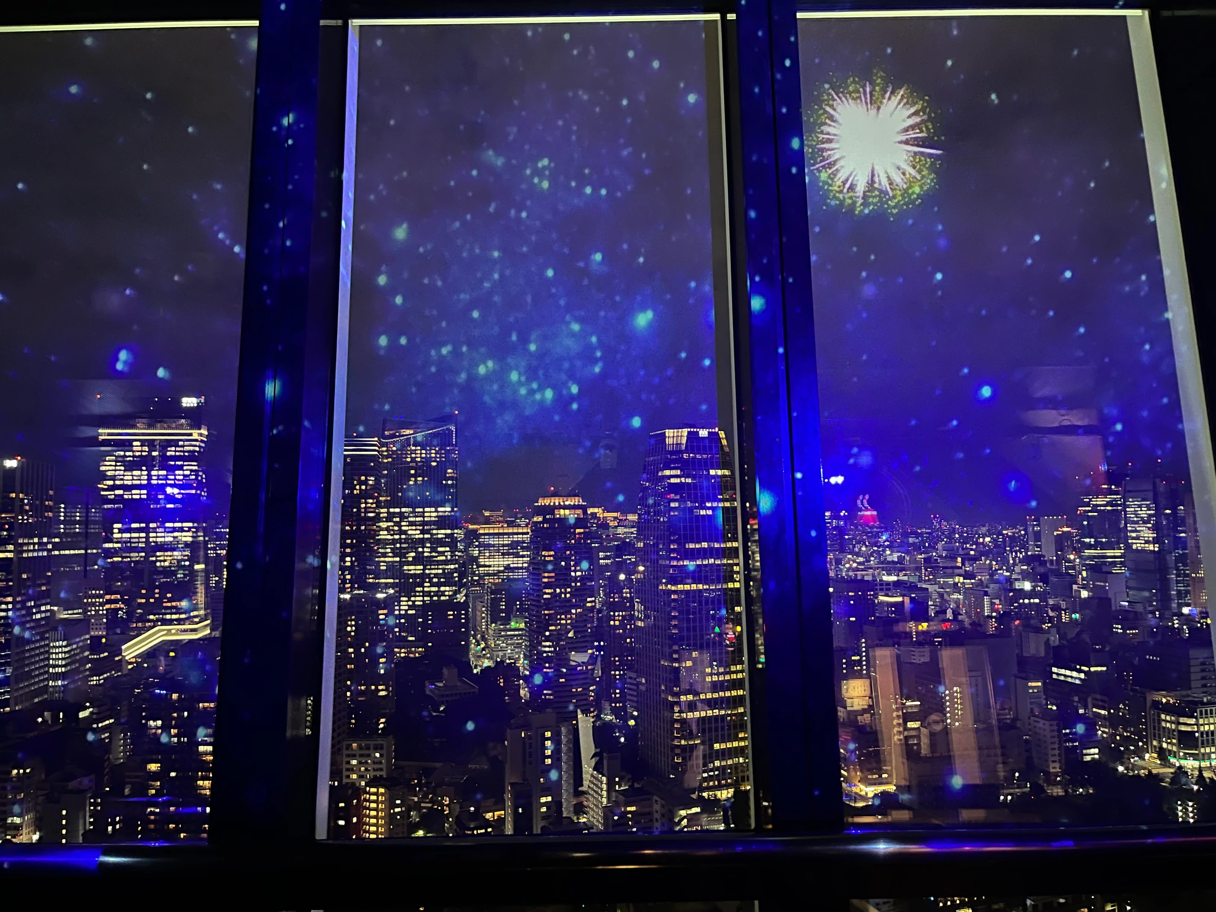 星空の映像が投映されている場面