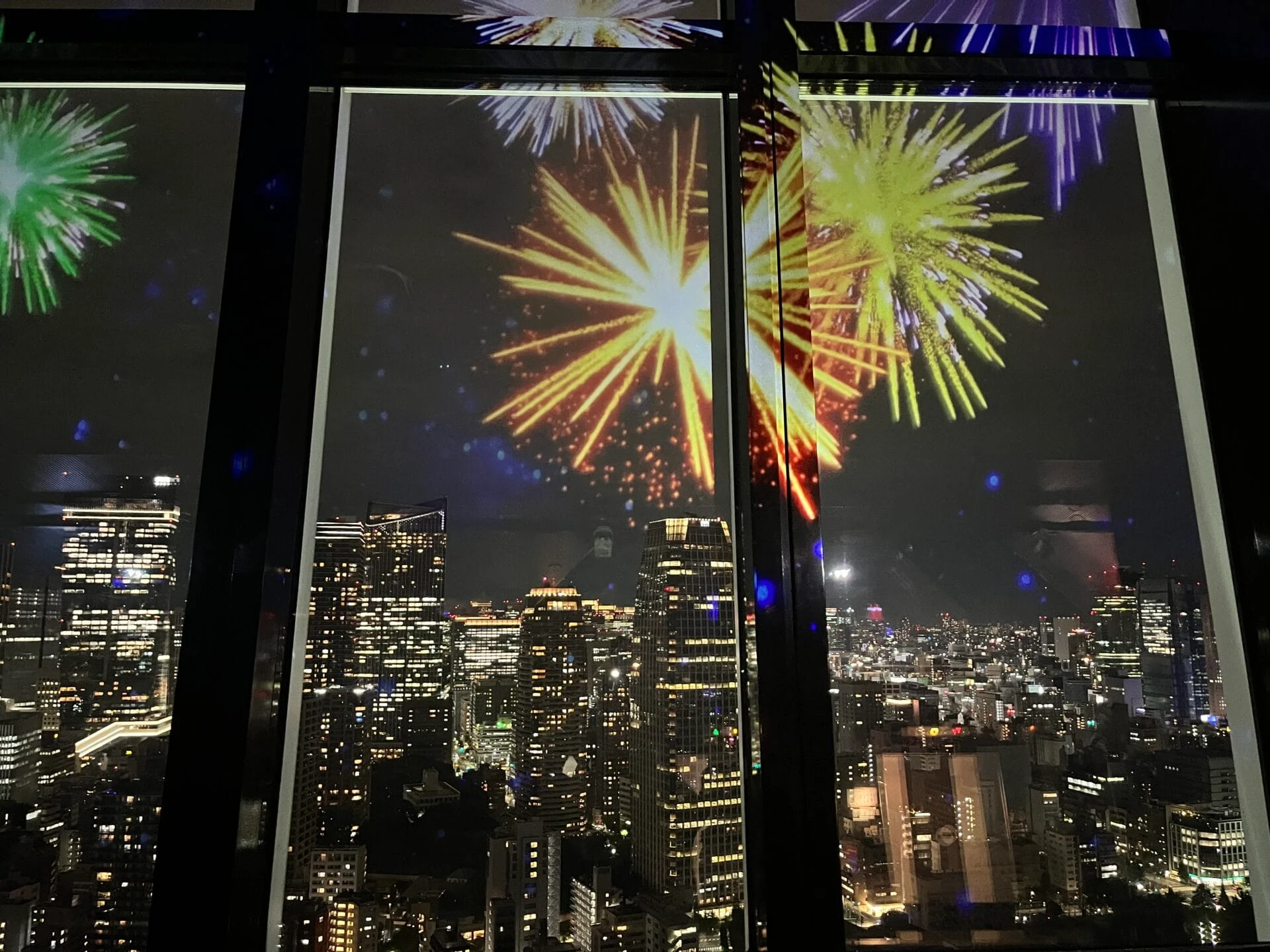 花火の映像が投映されている場面