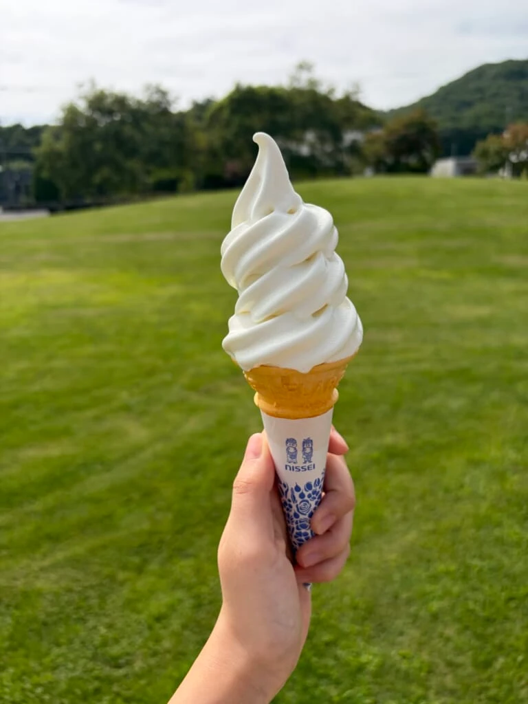 芝生を背に持ったソフトクリーム