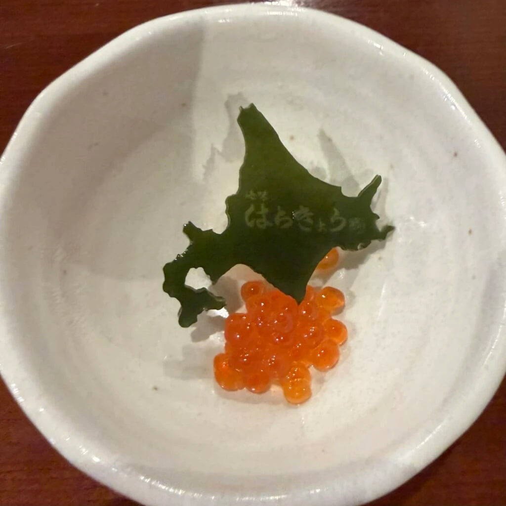 北海道の形に切り抜かれた昆布といくら