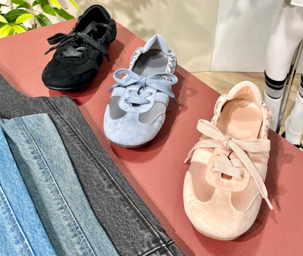 GUのギャザーバレエスニーカーのピンクとブルーとブラック