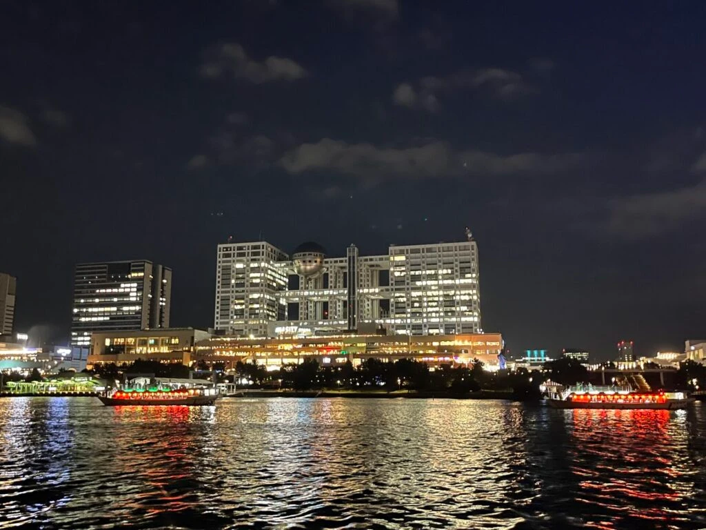 屋形船とお台場の夜景、フジテレビの写真