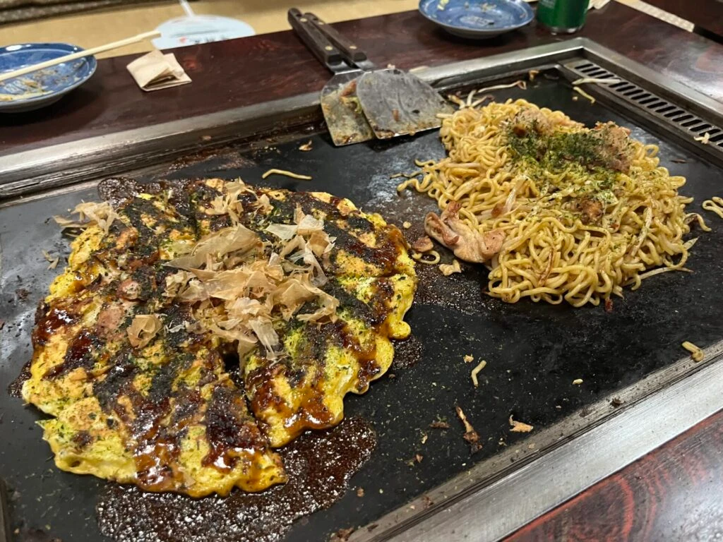 お好み焼きと焼きそばの写真
