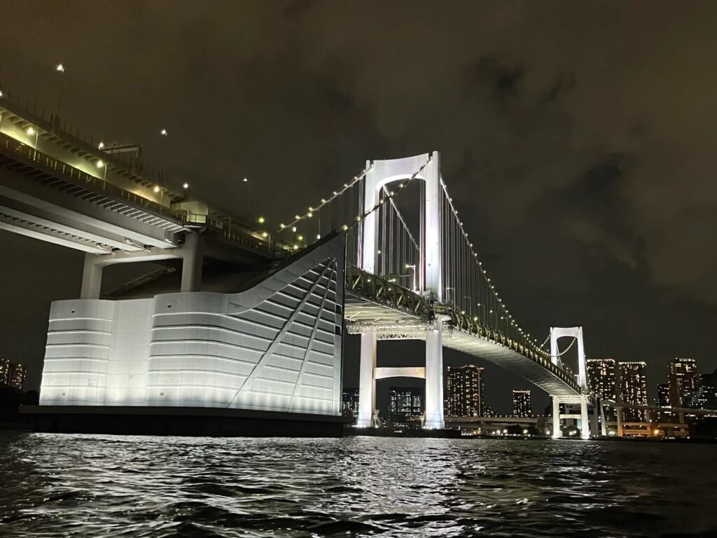 屋形船から見たレインボーブリッジの写真