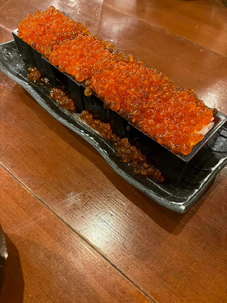 器から溢れるほど盛られたいくらご飯