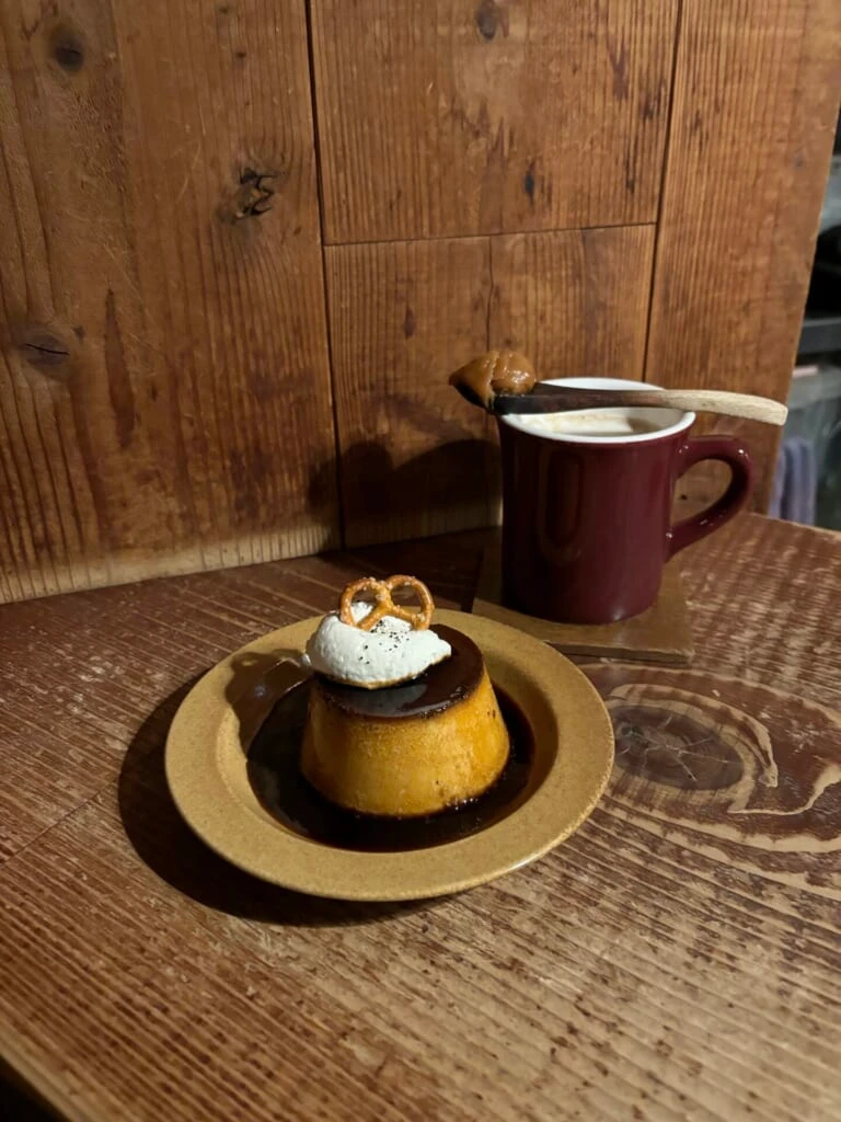 カウンターで食べるプリンと生キャラメルオレ