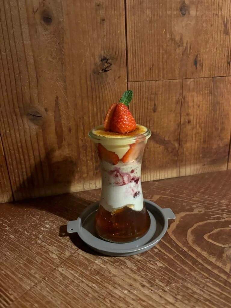 1000円未満と破格のいちごパフェ
