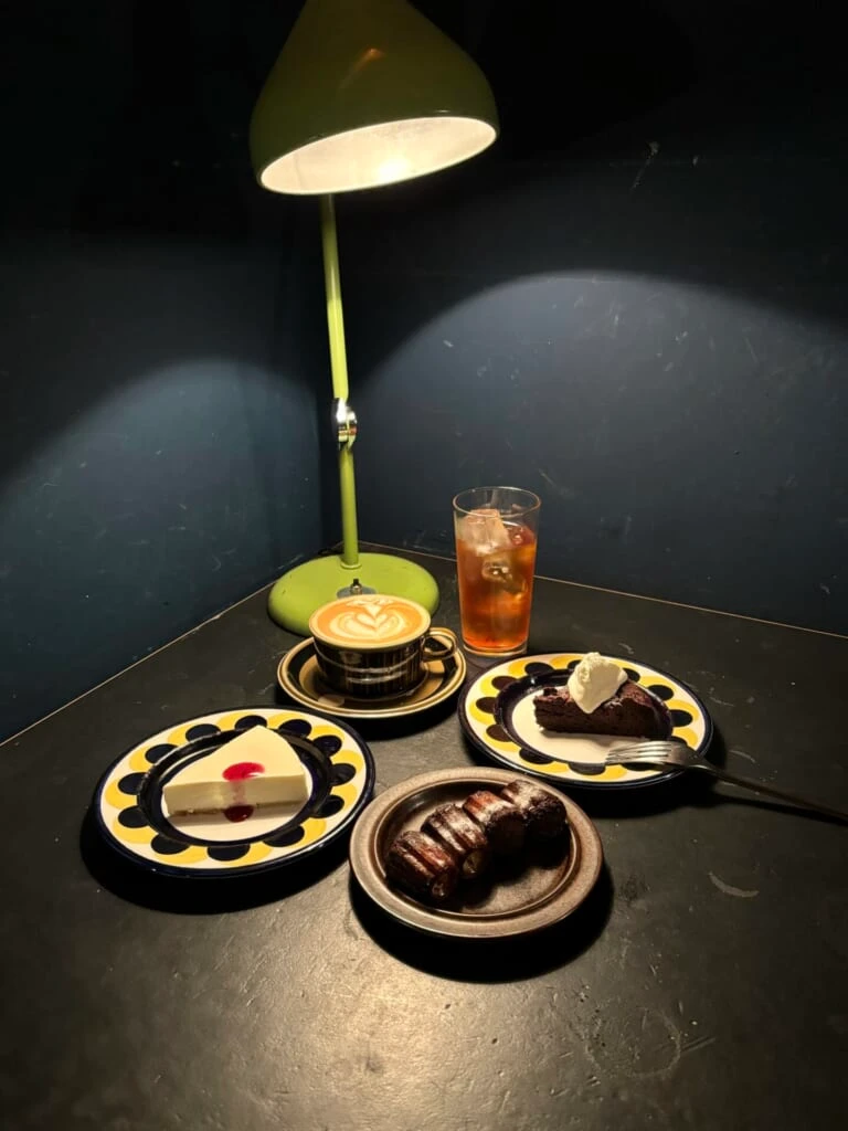 友人と過ごす夜のカフェタイム