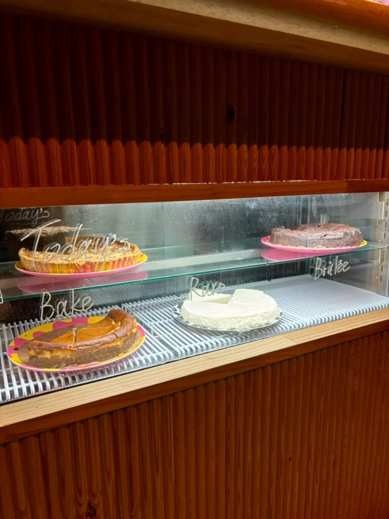 2種類のチーズケーキとブラウニーが並ぶショーケース