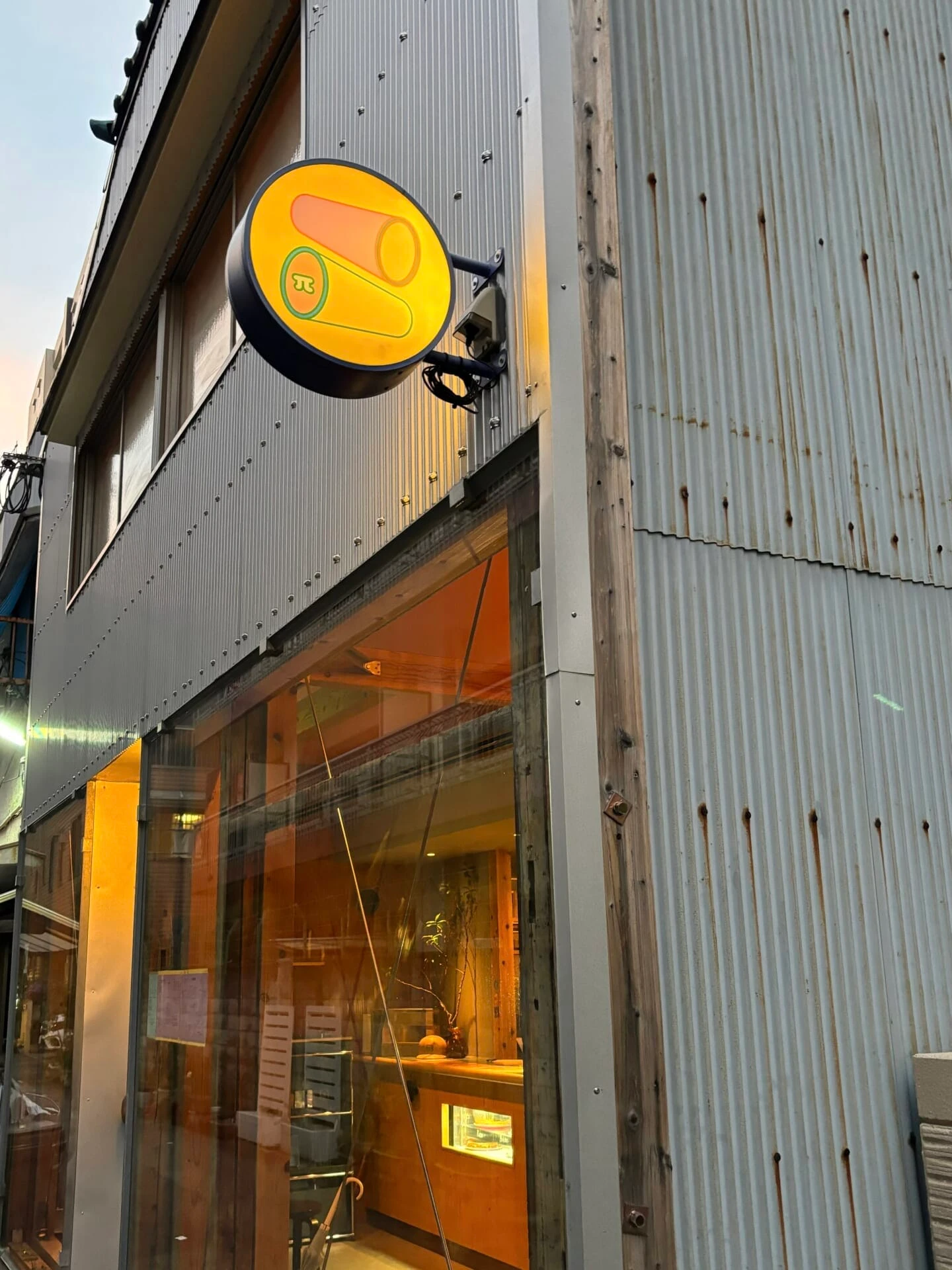 中崎町で23時まで営業しているカフェの外観