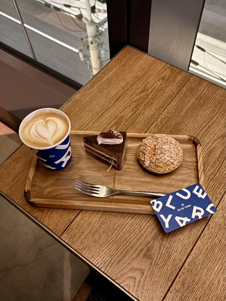 梅田の夜景を眺めながら食べるスイーツとカフェラテ
