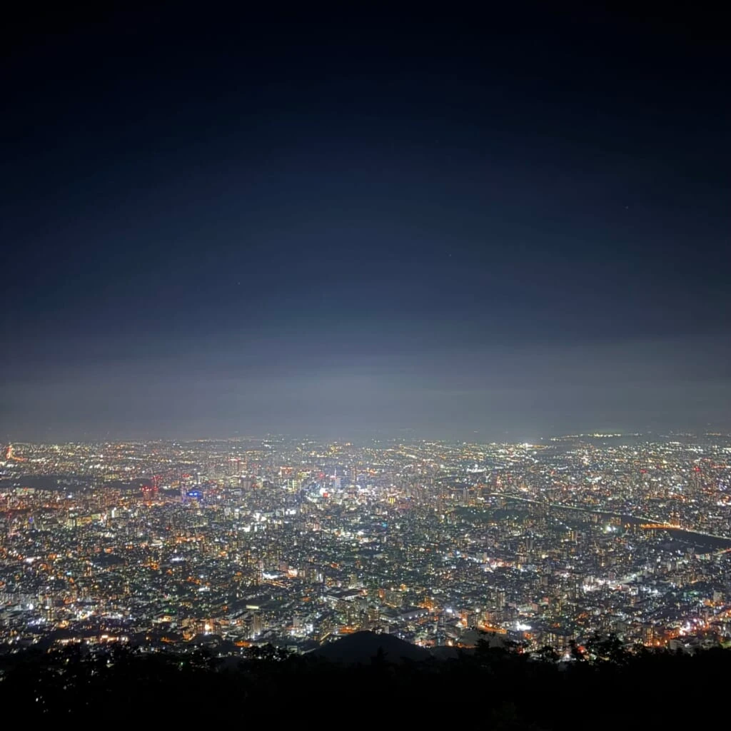 山の上から見渡す札幌の夜景