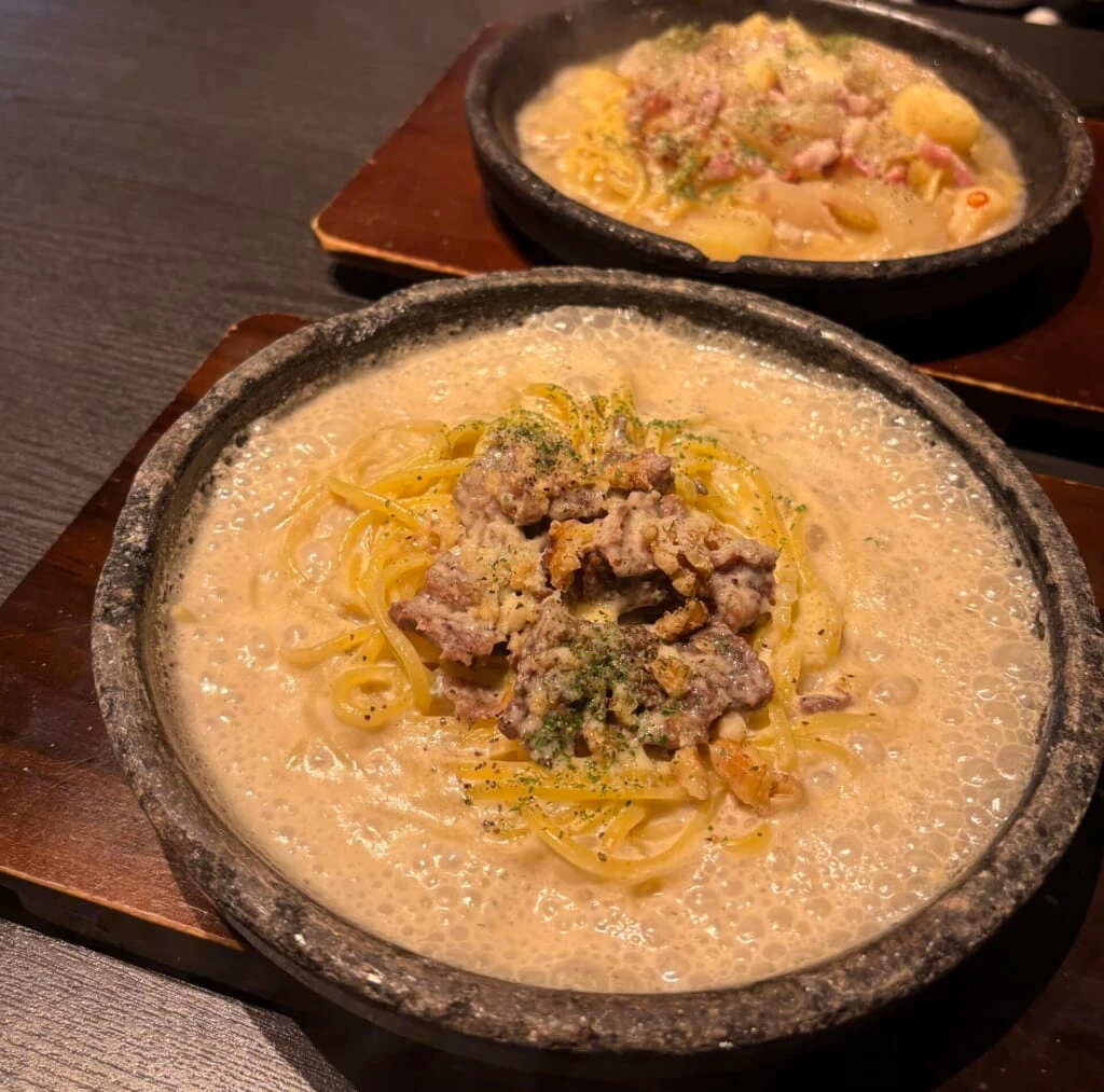 蔵之助 石焼き生パスタ 牛ホホ肉とゴルゴンゾーラのクリームパスタ 北海道産パンチェッタとローストポテトのジャーマンポテト風パスタ