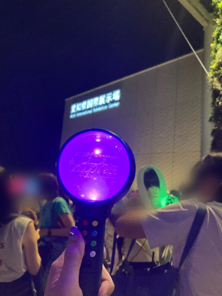 愛知県国際展示場前、紫のペンライトの写真