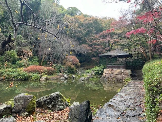 松韻亭 入り口横 庭園