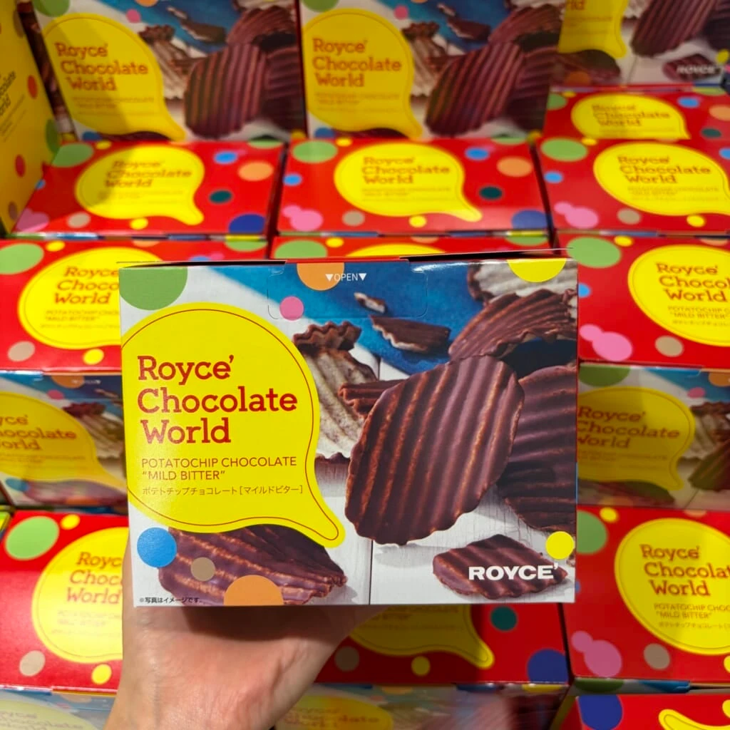 黄色いラベルのチョコレートの箱を持つ