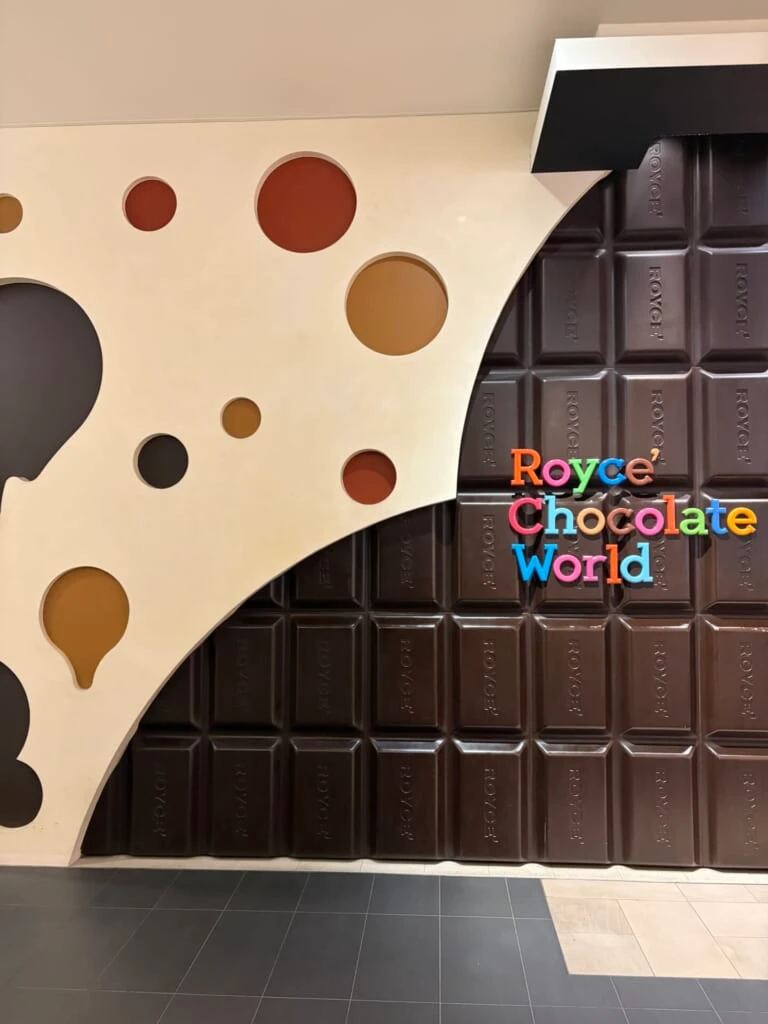 板チョコを模した壁面とカラフルなロゴ