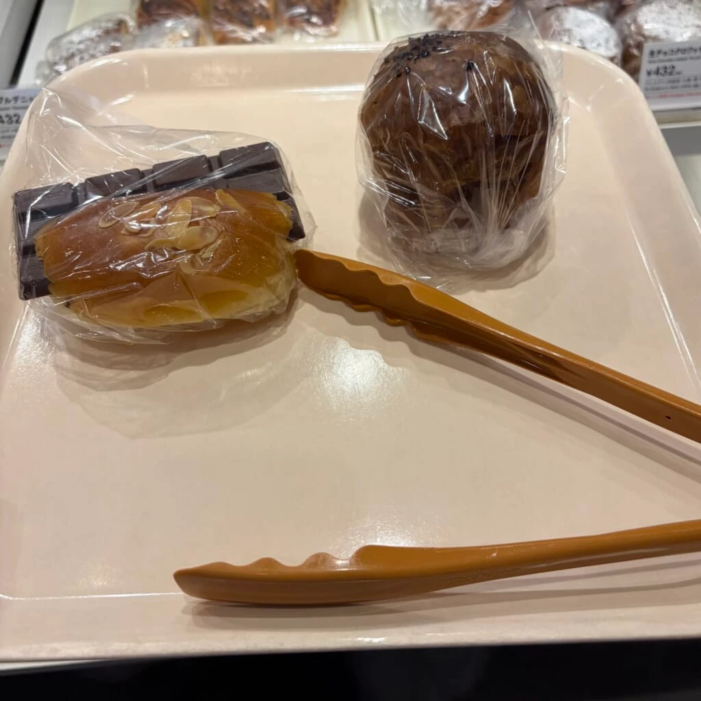 個包装されたクロワッサンとチョコを挟んだパン