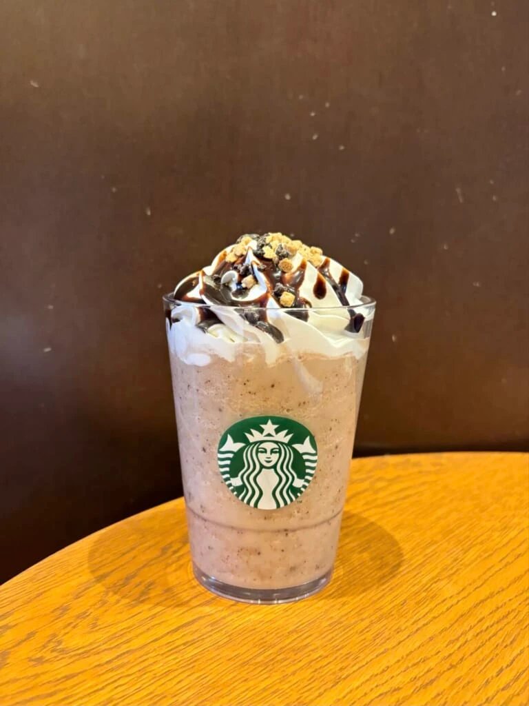 THE フラペチーノ® of チャンキー クッキーにチョコレートソースを追加