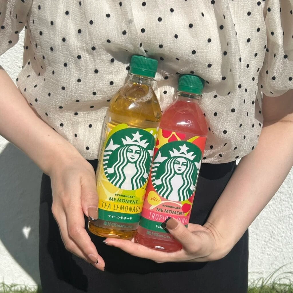 スターバックス® ME MOMENT™ ティーレモネードと スターバックス® ME MOMENT™ トロピカルピンク™を手に持った写真