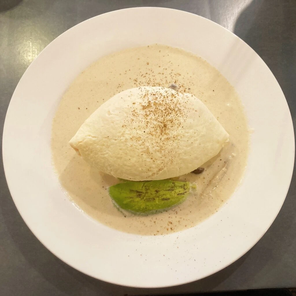 渋谷ウサギ ホワイトオムライス(アボカドトッピング) 1250円