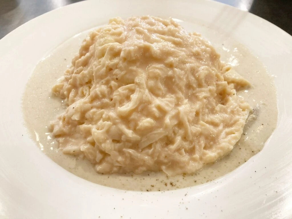 ホワイトオムライスのたまごを開いたところ。