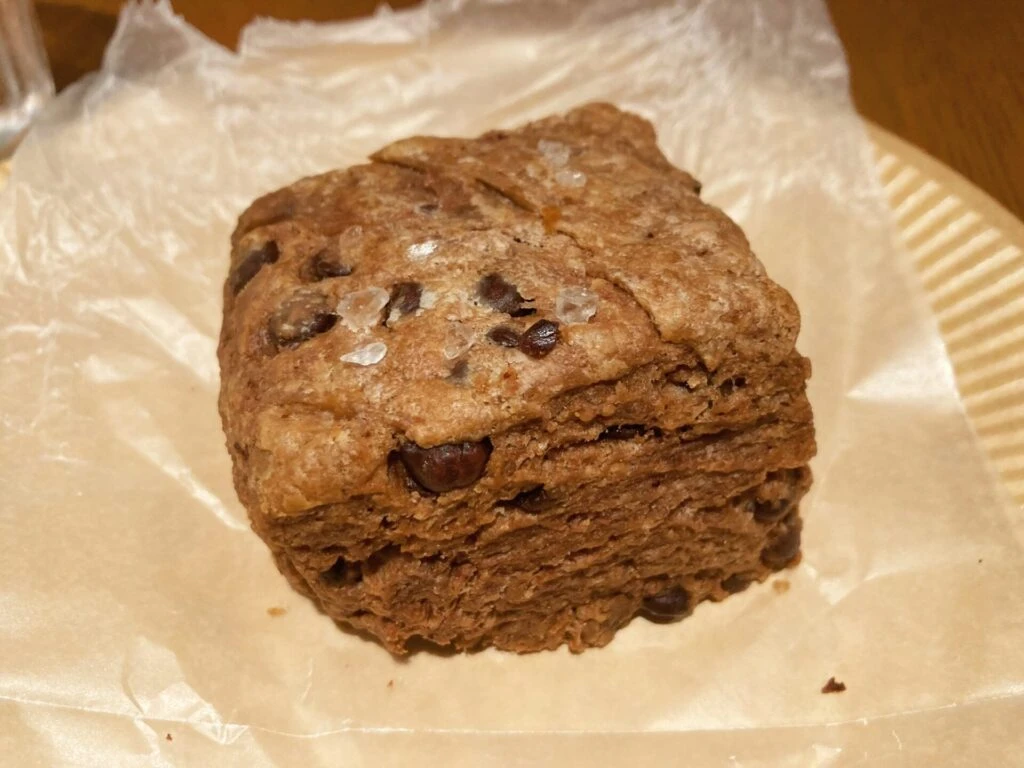 MORETHAN BAKERYの塩チョコスコーン。