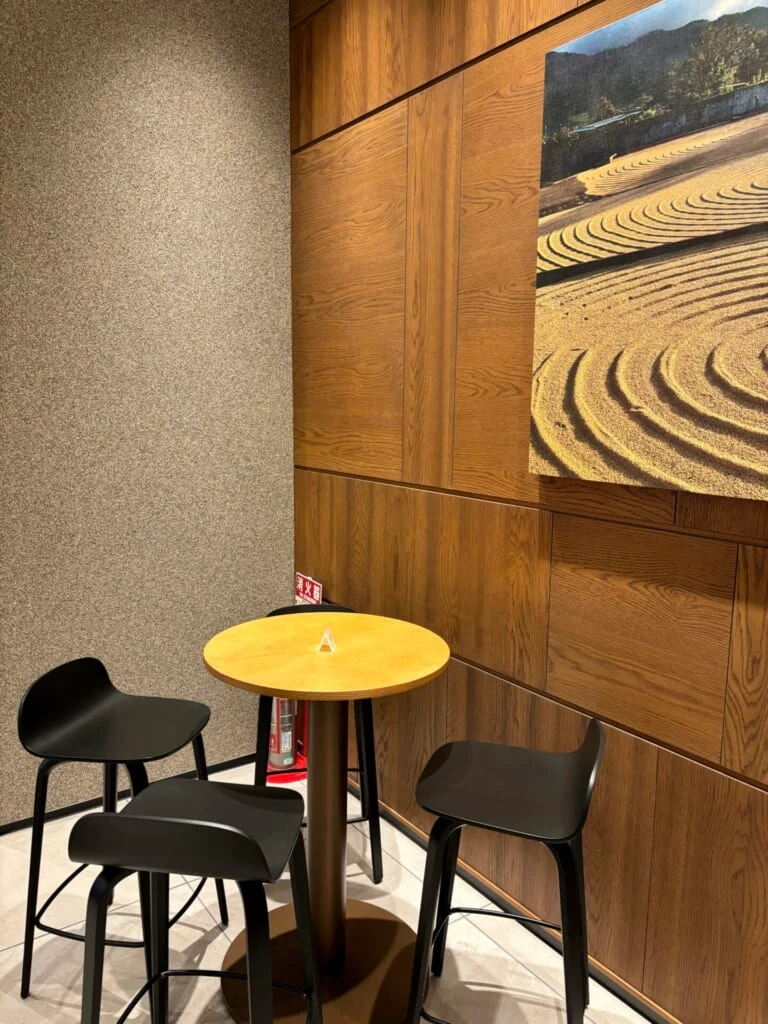 スターバックス リザーブ® カフェの4人席