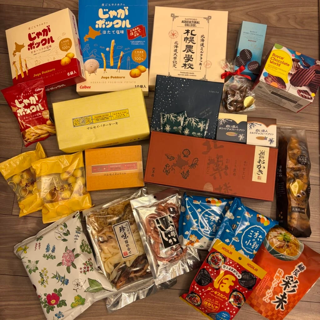 空港で買ったお菓子や食品を広げたところ