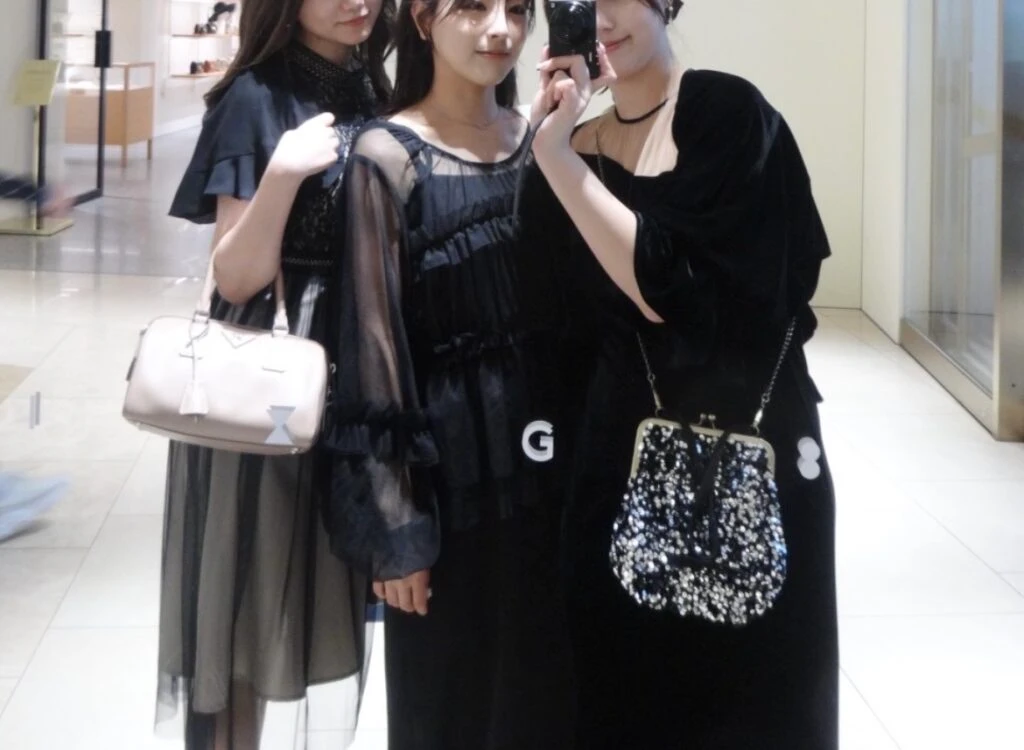 3人でオケージョンドレスを着て鏡越しで撮影した写真