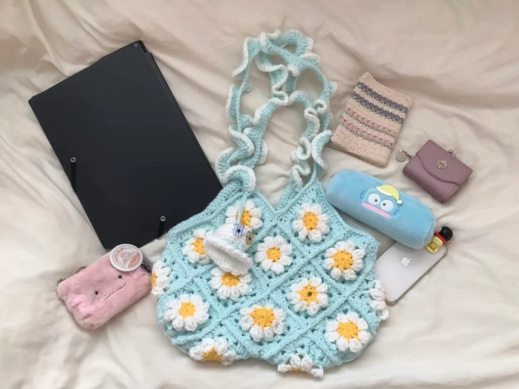お花のバッグに荷物を入れている