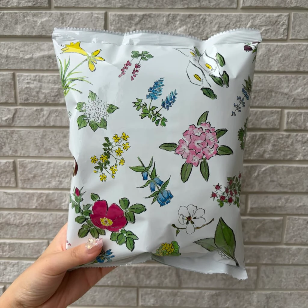 草花が描かれた白い袋のポテトチップス