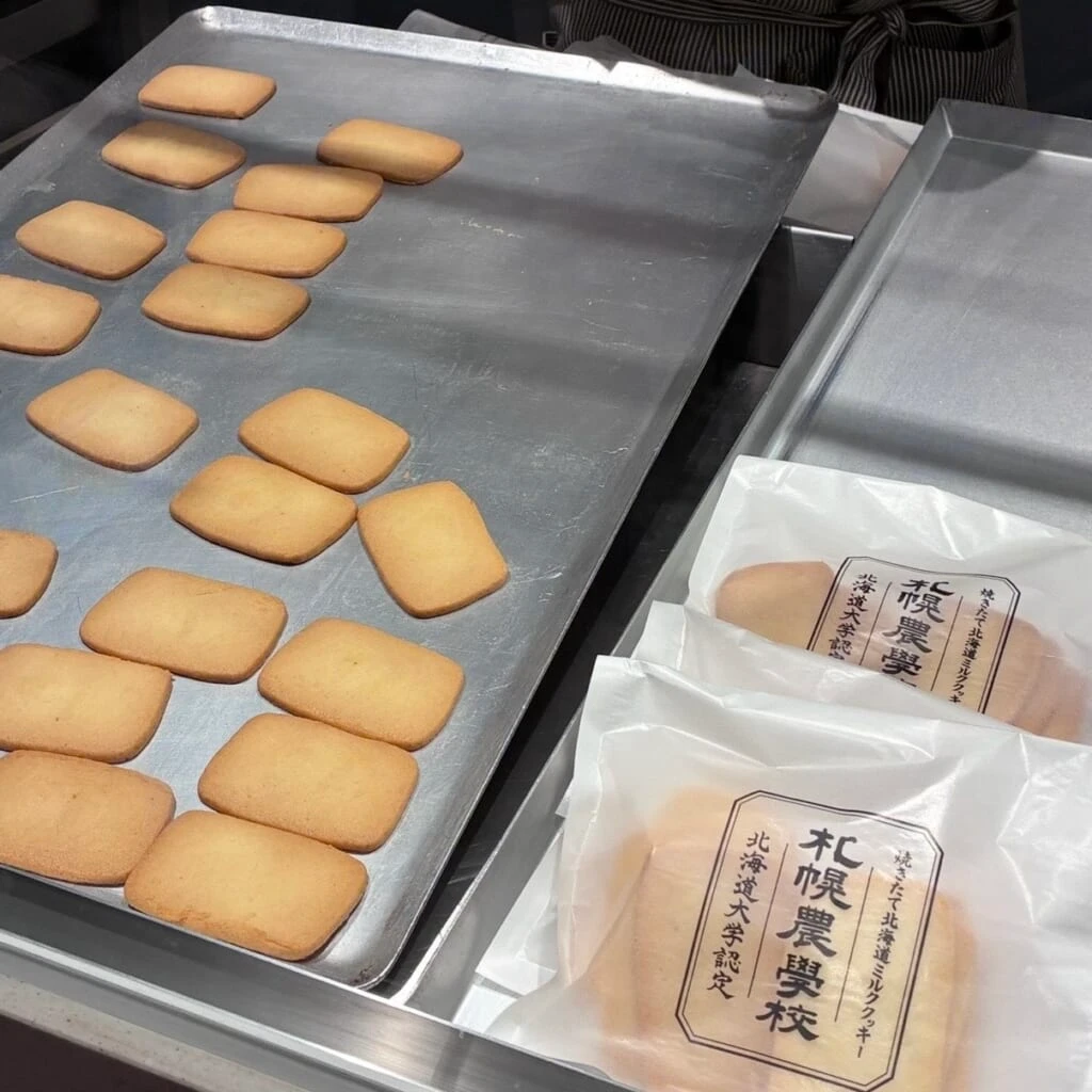 天板に並んだ焼き上がったばかりのクッキー