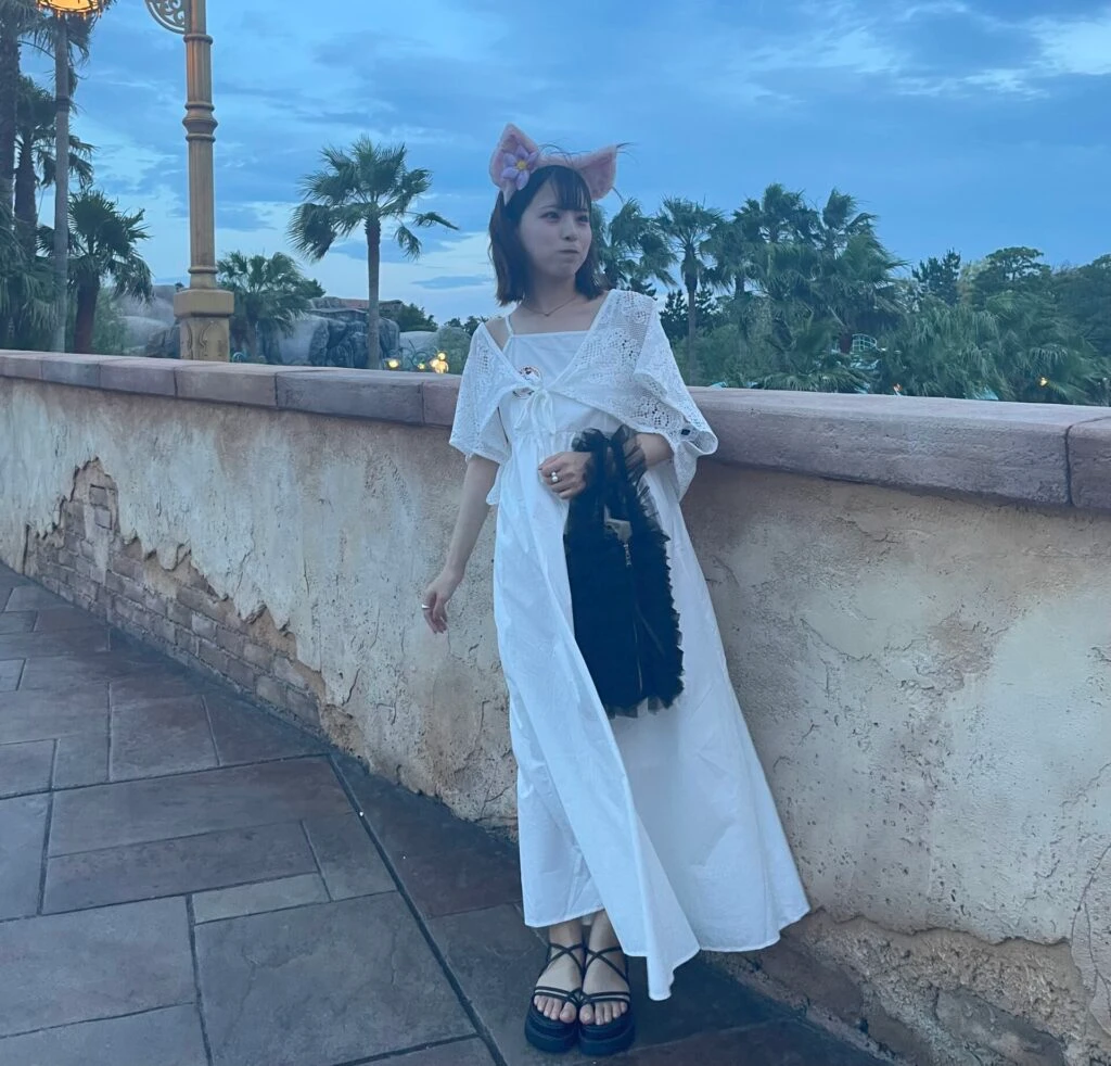 夏ディズニーコーデ、白ワンピース