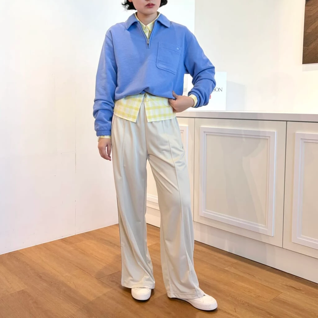 ユニクロアンドJWアンダーソンのハーフジップスウェットとトラックパンツのコーデ