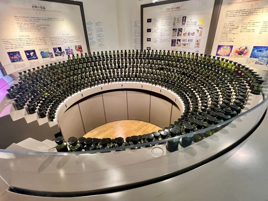 大分香りの博物館_1階展示(調香台)