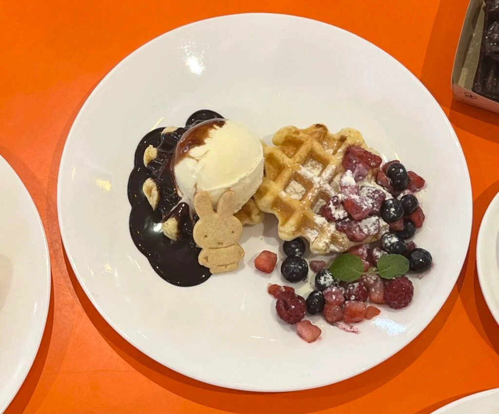 ハウステンボス ナインチェカフェ ミッフィーのゴロゴロベリーワッフル