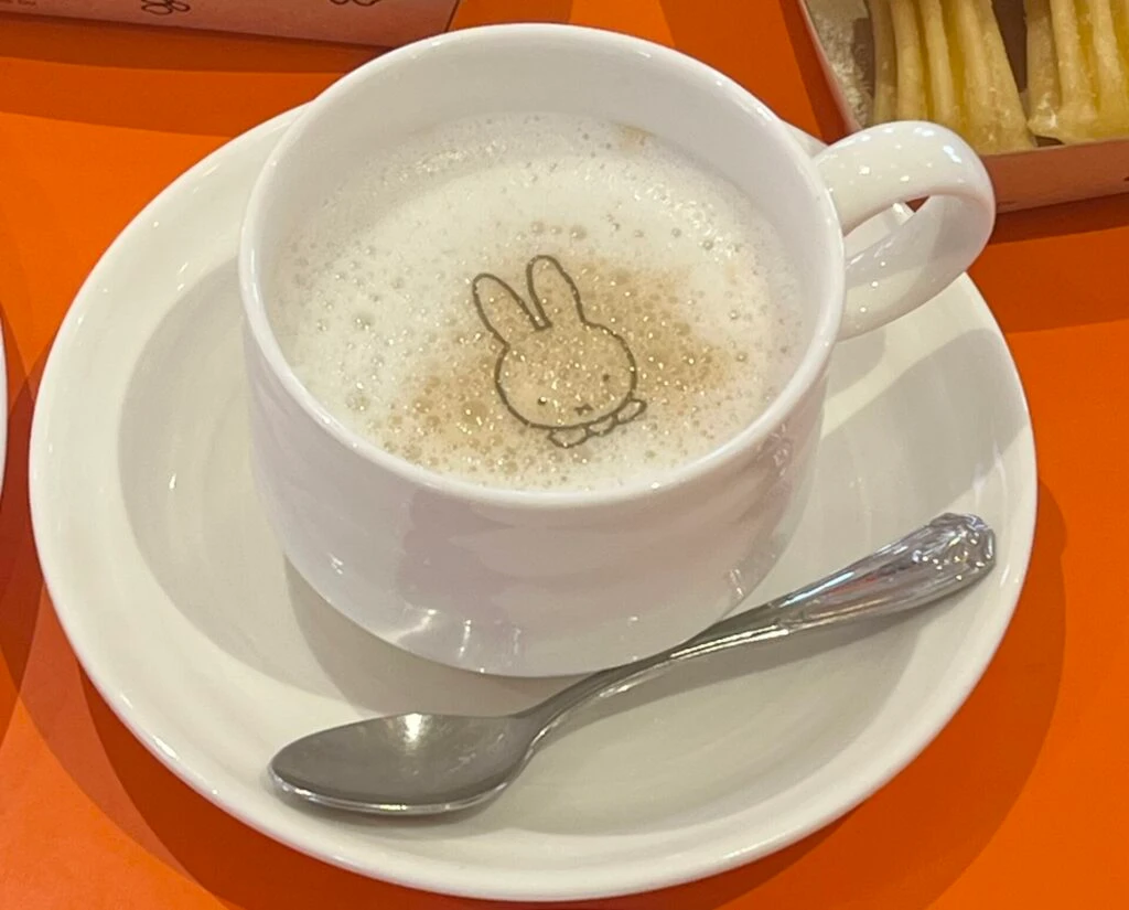 ハウステンボス ナインチェカフェ ミッフィーのふわふわホイップラテ