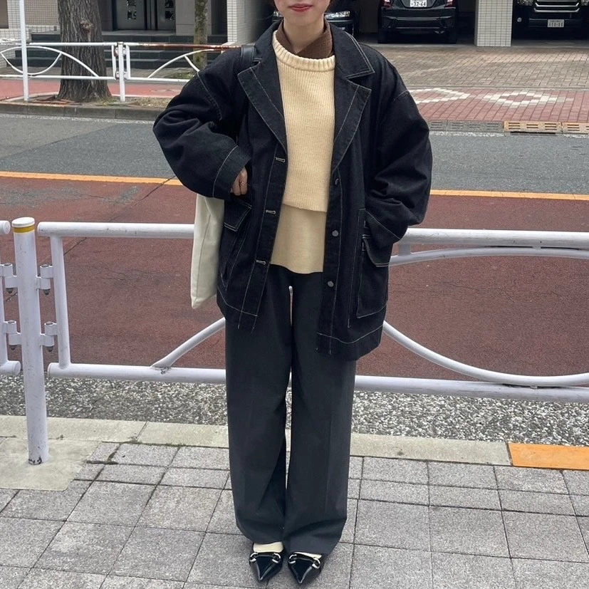 ユニクロ(UNIQLO)タックワイドパンツを使った大学生の綺麗めコーデ
