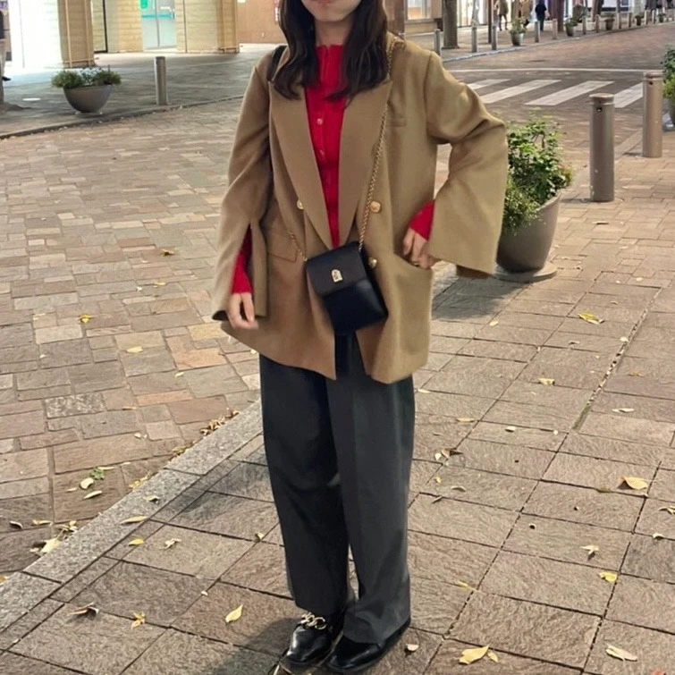 ユニクロ(UNIQLO)タックワイドパンツを使った大学生の綺麗めコーデ