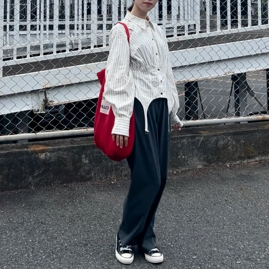 ユニクロ(UNIQLO)タックワイドパンツを使った大学生のカジュアルコーデ