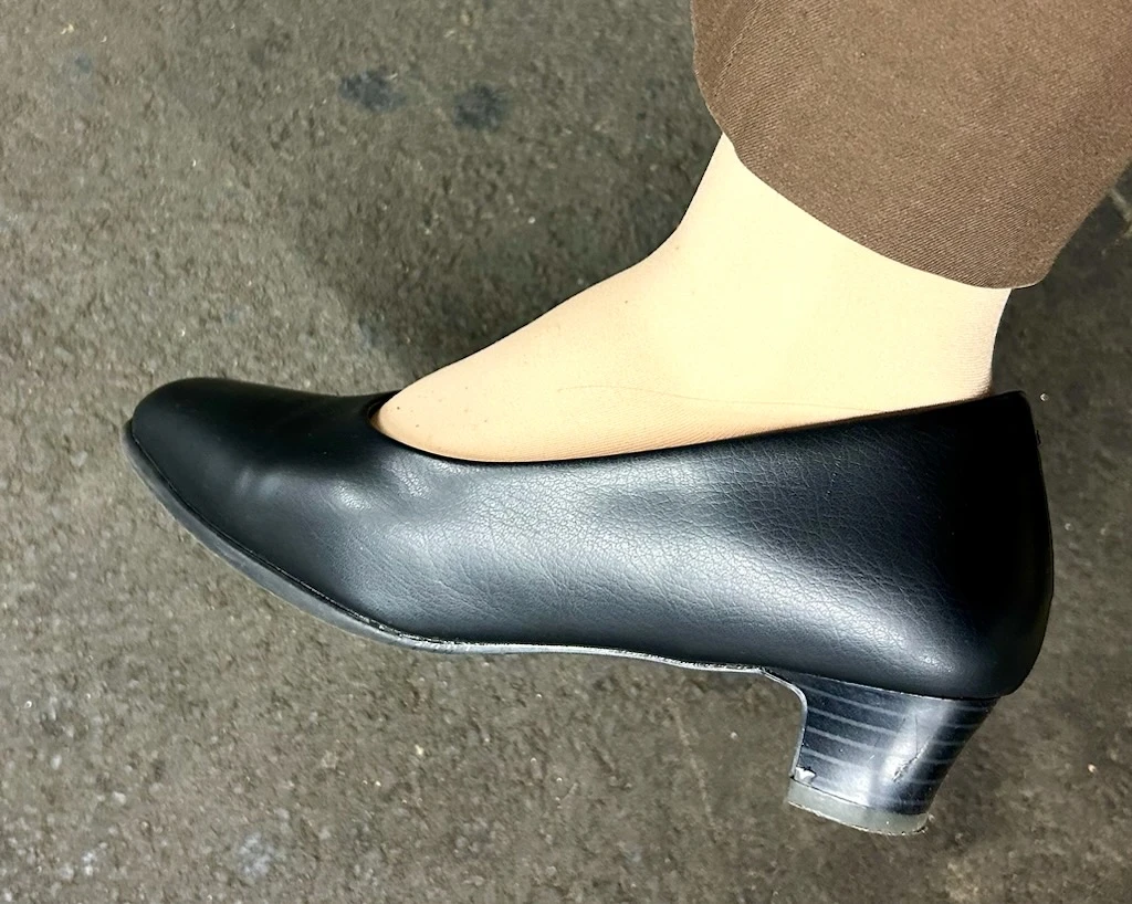 fuwaraku(フワラク)ベーシックパンプス FR-1101 BLK 着画 横から